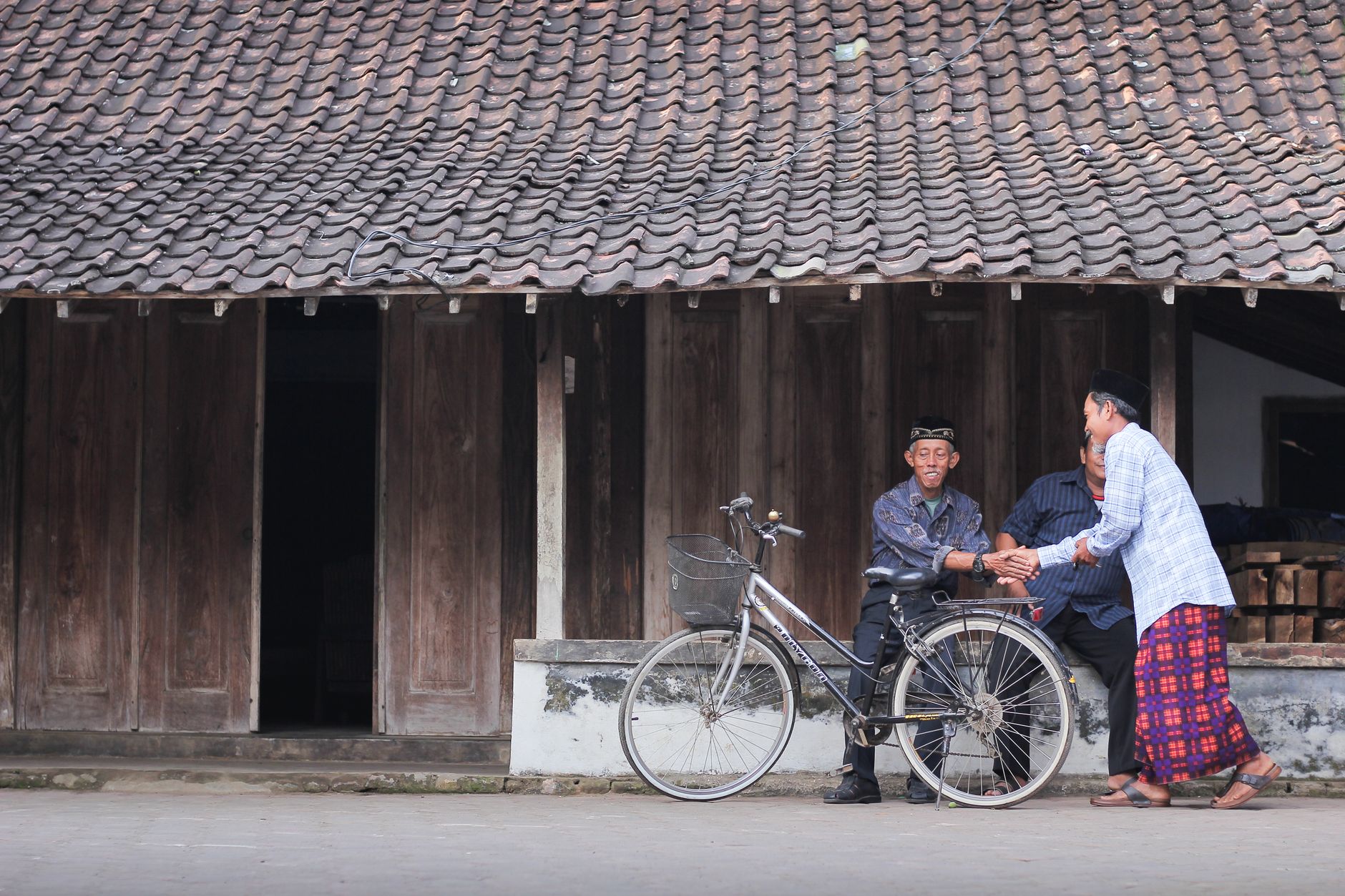 Indonesian Etiquette: The Quiet Politeness That Opens Every Door